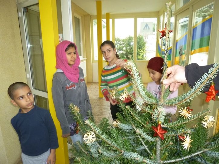 Gemeinsam wurde dann der Weihnachtsbaum geschmückt.   Fotos: WGP