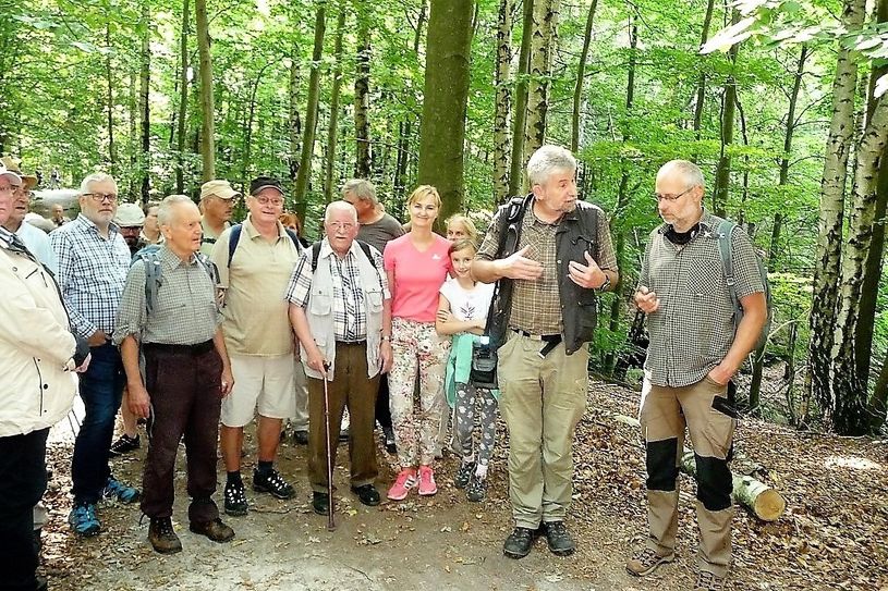 Jürgen Phoenix (2.v.re.) erläutert Besonderheiten des Nationalparks. Tomas Salov (re.) übersetzt für alle tschechischen Mitwanderer.