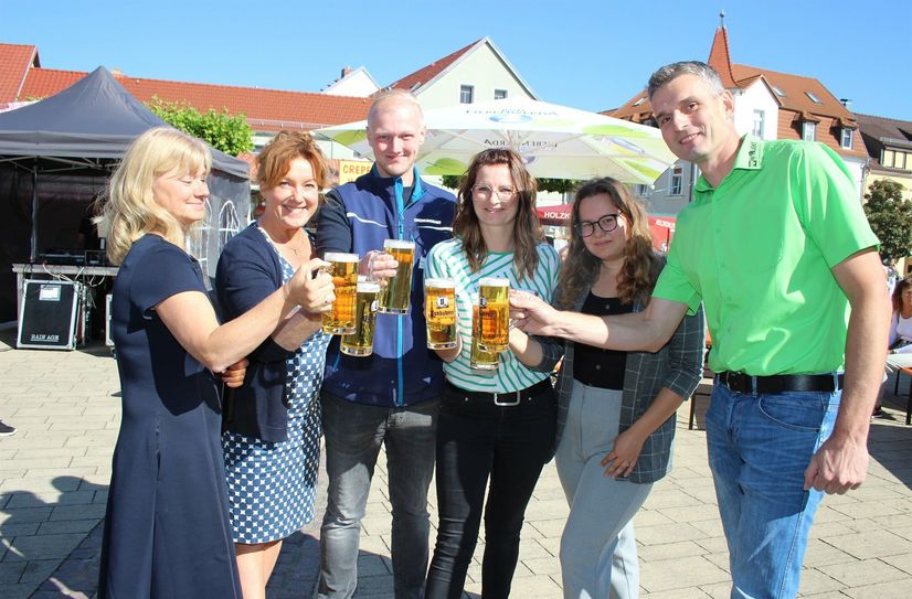 Stadtfest: Anstoßen auf die Zukunft einer kleinen aber feinen City. Für Yvonne Weser, Anja Heinrich, MitarbeiterInnen der Stadtverwaltung und Event-Chef Ronald Hänzka (v.l.) ein guter Grund.
