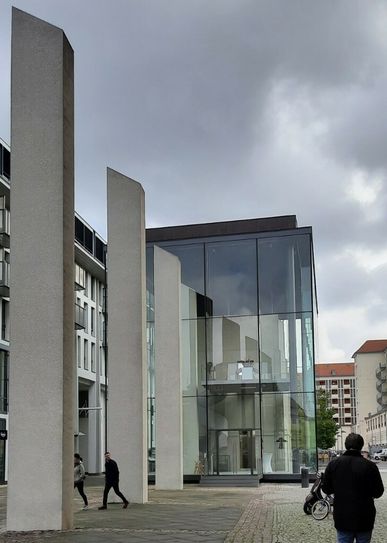 Im Glaskubus spiegelt sich die Umgebung, hinter der Glasfront verbirgt sich die Gedenkstätte.    Fotos: Pönisch
