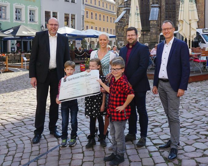 Gemeinsam mit Stadtwerke-Geschäftsführer Frank Schubert konnte Oberbürgermeister Olaf Raschke den Sparsiegern gratulieren. Foto: Stadt