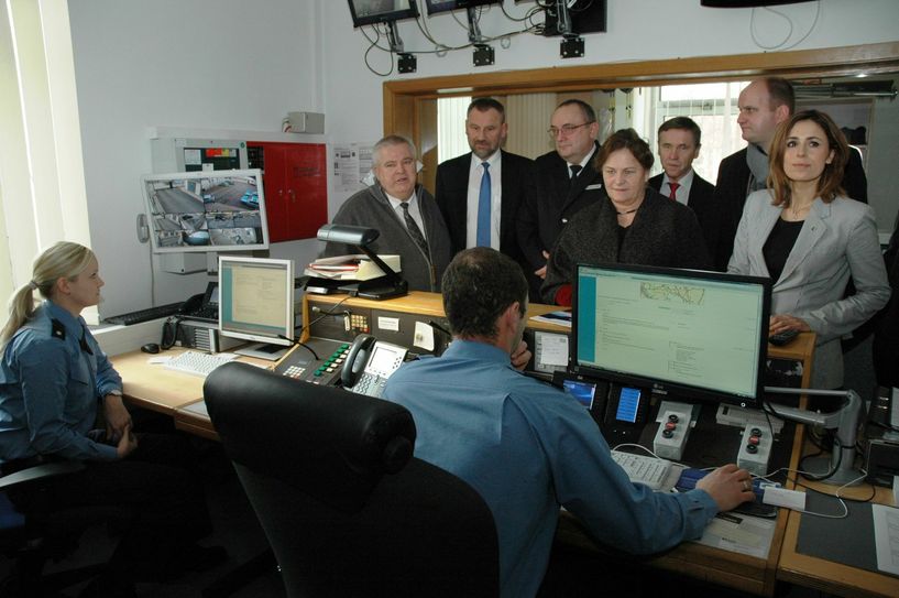 Beim Besuch im Büro der Wachhabenden ließen es sich Revierleiter Michael Buchta (hinten links) und Polizeipräsident Conny Stiehl (hinten, 3.v.l.) nicht nehmen, u.a. den Landtagsabgeordneten Marko Schiemann (hinten, 2.v.l.) auf nicht zumutbare Zustände bei der bevorstehenden Sanierung des Reviers hinzuweisen. Foto: Hache