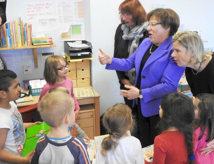 Kleine Mathestunde mit Brunhild Kurth (M.) und Petra Köpping (l.) in Gröditz. Foto: Farrar