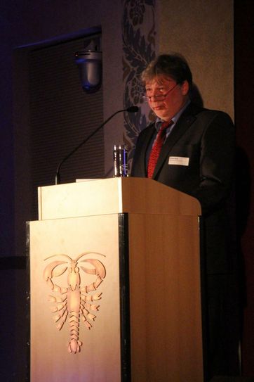 Verlagsleiter Torsten Berge begrüßt die Gäste im vollbesetzten großen Saal des Stadthauses. Foto: jho
