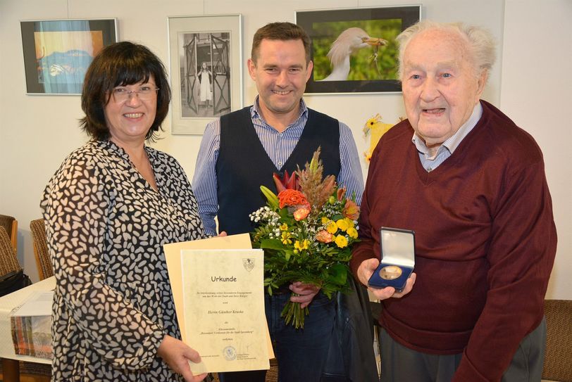 Sprembergs Bürgermeisterin Christine Herntier und Stadtverordnetenvorsteher Andreas Bränzel überreichten eine Urkunde und eine Medaille an Günther Kraske.                                                                                          Foto: Detlef Bogott