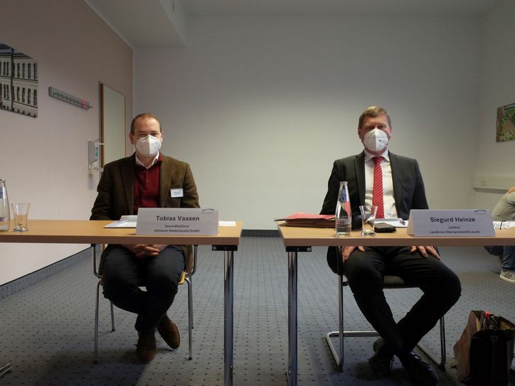 Klinikum-Geschäftsführer Tobias Vaasen (li.) und OSL-Landrat Siegrud Heinze (re.) während der digitalen Pressekonferenz. Foto: KNL/Kristin Dolk