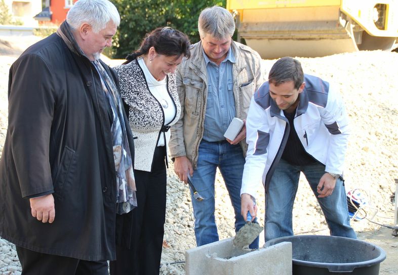 Bei der Grundsteinlegung (v.l.n.r.): Pfarrer Christian Lindner, Oberin Sonja Rönsch, Bauleiter Holger Kliemt und Christian Glotz, Geschäftsführer der Neu & Reko Bau Glotz. Foto: Keil