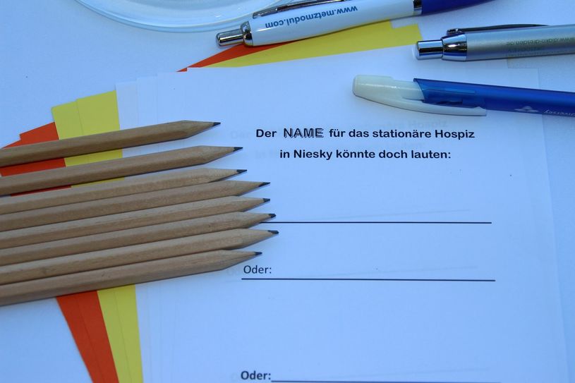 Gesucht wird noch ein Name für das neue Haus. Bei der feierlichen Grundsteinlegung lagen deshalb Zettel aus, auf denen Vorschläge gemacht werden konnten. Foto: Keil