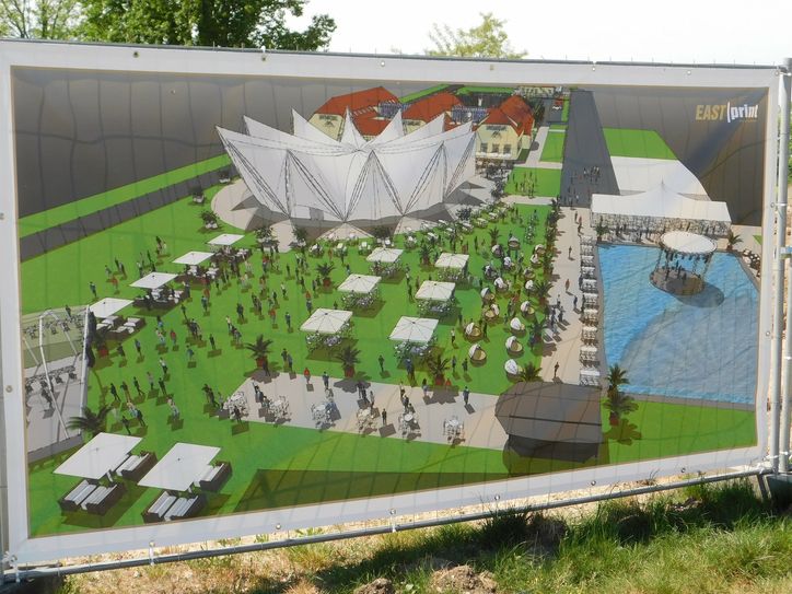 Bis jetzt nur auf dem Plakat - der Wasserpark am Ostra-Dome soll bis zum Start fertig sein.