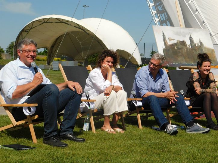 Fast schon sommerlaunig: KFA-Geschäftsführer Jörg Polenz (2.v.r.) und Pressesprecher Holger Zastrow (li.) verkünden der Presse im Ostra-Dome, wo der Palais Sommer 2022 stattfinden wird.
