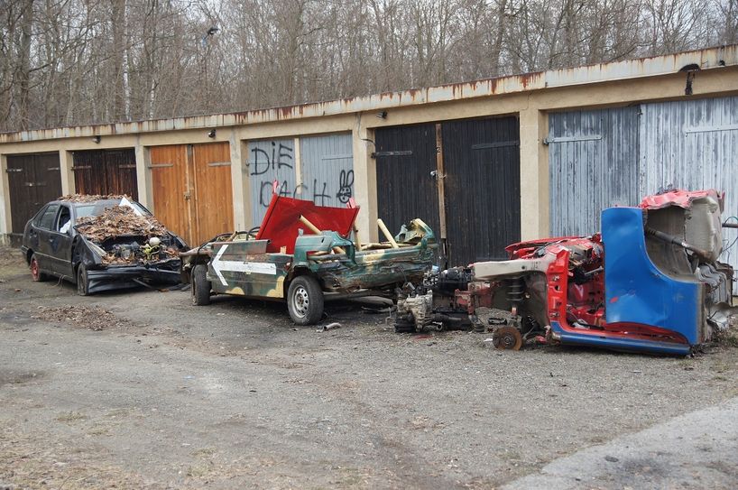 So sah es Ende Dezember 2020 am Garagenkomplex im Grenzweg in Lauchhammer aus. Die Autowracks wurden inzwischen durch die Stadt Lauchhammer entsorgt. Fotos: Torsten Bobe