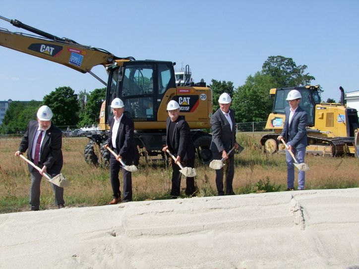 Offizieller Start für die Gewerbegebietserschließung des Kamenzer Flugplatzes: da griffen der Geschäftsführer der Flugplatz Kamenz GmbH, Wulf-Dietrich Schomber, der CDU-Landtagsabgeordnete Aloysius Mikwauschk, Kamenz‘ Oberbürgermeister Roland Dantz, Christoph Winkler von DIW Bau und der Leiter der Kreisfinanzverwaltung, Alexander Glas (v.l.n.r.), zum Spaten.  Foto: Rainer Könen