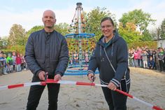 Stefanie Batusic (r.) von Stahlbau Zoch weihte gemeinsam mit dem Calauer Bürgermeister Marco Babenz das »Kleine Matterhorn« ein.