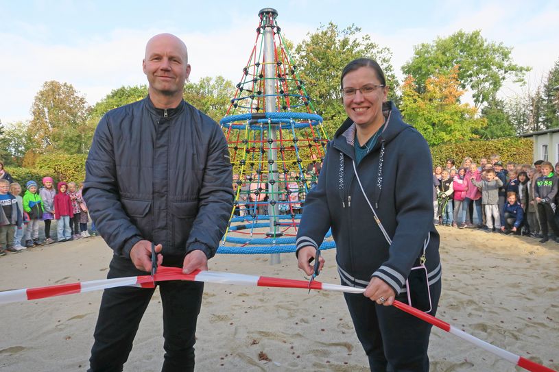 Stefanie Batusic (r.) von Stahlbau Zoch weihte gemeinsam mit dem Calauer Bürgermeister Marco Babenz das »Kleine Matterhorn« ein.