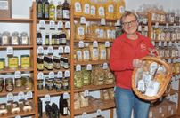 Anke Becker präsentiert im Mühlenladen einige der Mühlenprodukte.