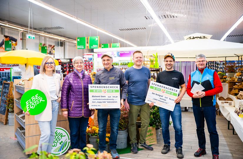 Die Scheckübergabe nach einem Jahr Elbe-Elster Apfelkorn (v.l.n.r.): Janine Niederstraßer, Marketingkoordinatorin des Landkreises Elbe-Elster; Frau Schulze, Leiterin des Hortes »Happy Kids« Wahrenbrück; Stefan Dorn von der Bäckerei Dorn Wahrenbrück; Alexander Teube Vorsitzender des Vereins Lieber Draußen e.V.; Christian Graf, von der Bäckerei »Der Brot Graf« Herzberg und Reno Ullrich, Geschäftsführer der Raiffeisen BHG eG Herzberg/Elster.