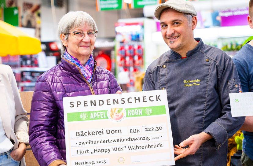 Die Scheckübergabe nach einem Jahr Elbe-Elster Apfelkorn an Frau Schulze, Leiterin des Hortes »Happy Kids« Wahrenbrück, durch Stefan Dorn von der Bäckerei Dorn Wahrenbrück.