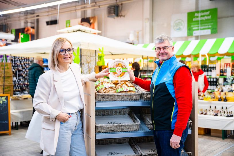 Nach einem Jahr Elbe-Elster Apfelkorn gibt es das Brot nun nicht nur bei den Bäckern. Janine Niederstraßer, Marketingkoordinatorin des Landkreises Elbe-Elster, übergibt den Schaufensteraufkleber, der zeigt, dass es hier das Elbe-Elster Apfelkorn zu kaufen gibt, an Reno Ullrich, Geschäftsführer der Raiffeisen BHG eG Herzberg/Elster.