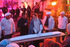 Oberbürgermeister Frank Höhme (2.v.l.) eröffnet gemeinsam mit dem Dresdner Stollenmädchen den Weihnachtsmarkt in der Röderstadt und testet den Riesenstollen.
