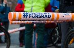 Die Poolnudeln sollen den vorgeschriebenen Überholabstand von 1,5 Metern zu Radfahrern veranschaulichen.