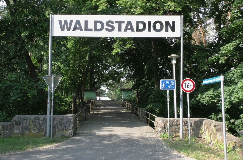 Die alte Brücke zum Waldstadion soll durch eine Zuwegung in Dammlage ersetzt werden.