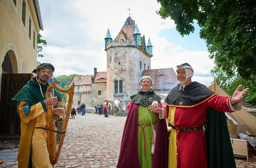 Pius of Oxford (li.) vor Schloss Kuckuckstein und Katharina von Rabenau (Katrin Friedrich) und Burchard von Rabenau (Jörg Recknagel-Friedrich).