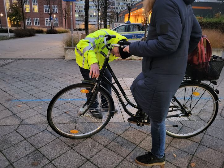 Polizei und Ordnungsamt haben in der Bahnhofstraße eine Kontrolle der Beleuchtung an Autos und Fahrrädern durchgeführt.