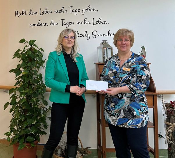 Susan Bandorski, Prokuristin der WAL-B, übergibt eine Spende an Sylvia Finsterbusch, Leiterin des Hospiz Friedensberg.   Foto: pm