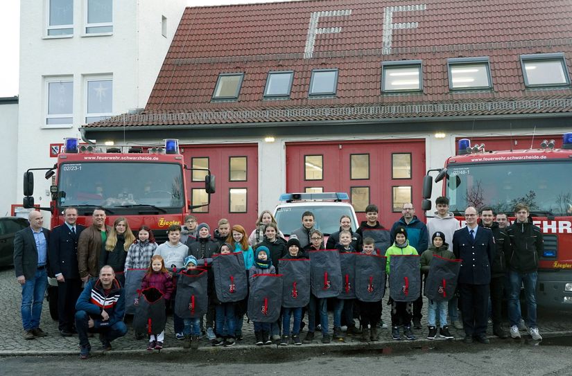 Der Feuerwehrnachwuchs in Schwarheide kann sich über tolle Rucksäcke für unterschiedliche Aktivitäten freuen.