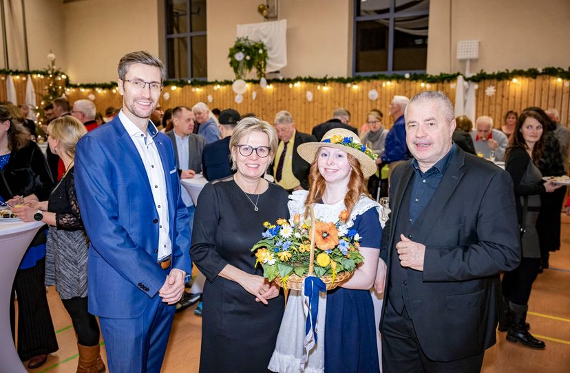 Oberbürgermeister Ronald Kretzschmar, die sächsische Staatsministerin für Kultur und Tourismus, Barbara Klepsch, Leonie Werner (24. Sebnitzer Blumenmädchen) und Landrat Michael Geisler (v.l.n.r.) beim Neujahrsempfang.