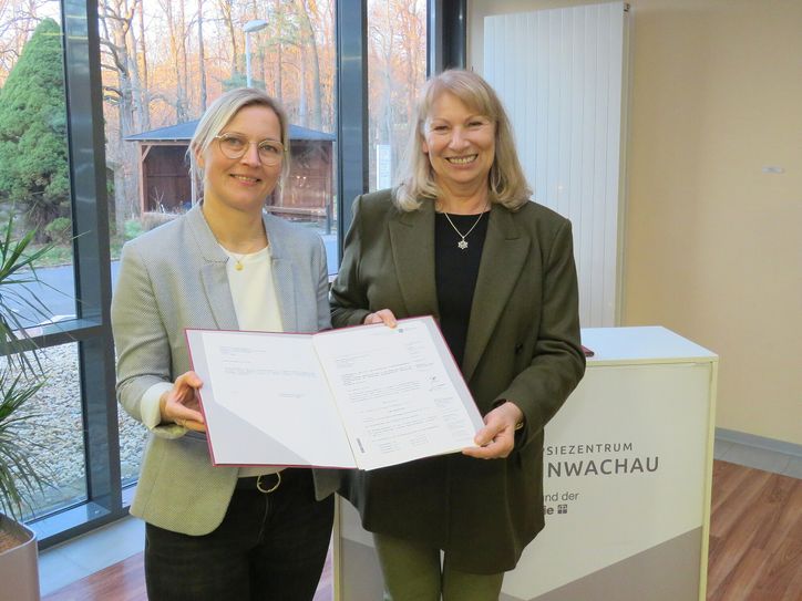 Die Geschäftsführerin des Epilepsiezentrums Kleinwachau, Sandra Stöhr (l.), freut sich über den Fördermittelbescheid, den sie aus den Händen der sächsischen Sozialministerin Petra Köpping entgegennehmen konnte. Foto: Matthias Stark