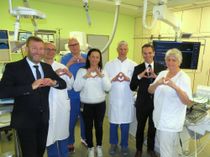 Klinikgeschäftsführer Jörg Scharfenberg, Dr. Alexander Francke, Dr. Andreas Preißner, Nicole Fröhlich, Prof. Dr. Carsten Wunderlich, Prof. Dr. Steffen Schön und Schwester Birgit Hölzel im Herzkatheder-Labor der OLK Bautzen (v.l.n.r.).
