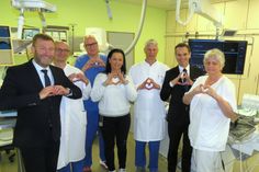 Klinikgeschäftsführer Jörg Scharfenberg, Dr. Alexander Francke, Dr. Andreas Preißner, Nicole Fröhlich, Prof. Dr. Carsten Wunderlich, Prof. Dr. Steffen Schön und Schwester Birgit Hölzel im Herzkatheder-Labor der OLK Bautzen (v.l.n.r.).