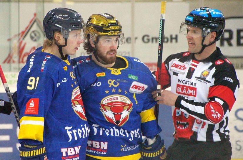 Der Top-Scorer der Lausitzer Füchse und Spieler des Jahres der DEL2, Hunter Garlent (2.v.li.), verlässt den Fuchsbau.