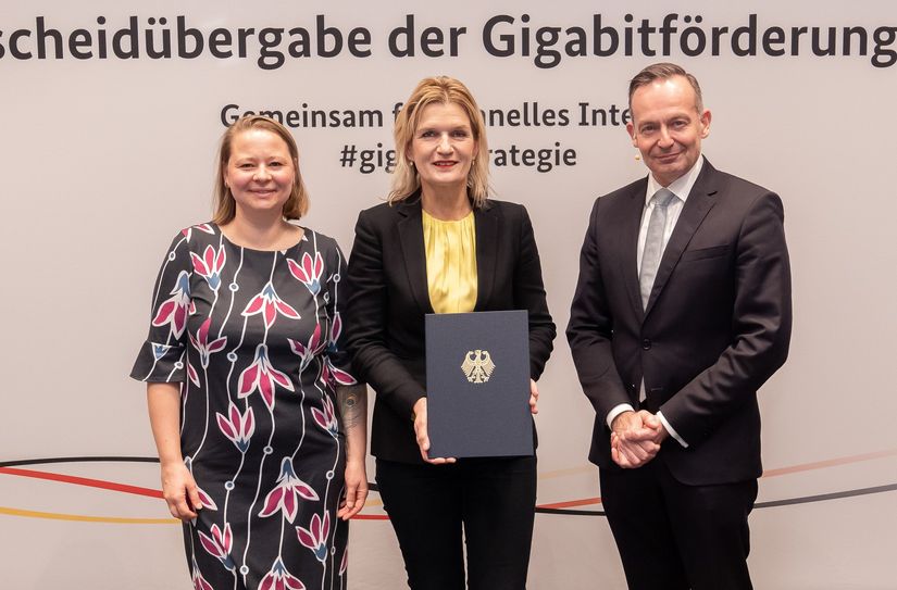 Kati Zuber (Projektverantwortliche für Breitband im Landratsamt), Brit Jacob-Hahnewald (Beigeordnete für Bau und Umwelt) und Dr. Volker Wissing (Bundesminister für Digitales und Verkehr, v.l.n.r.) bei der Übergabe.