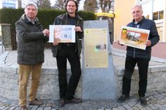 Die Vereinsmitglieder Dr. Matthias Mägel, Dr. Michael Eckardt und Dr. Gabriel Wähner präsentieren das Cover des Buches und des aktuellen Kalenders am Wegestein Schützenhaus.