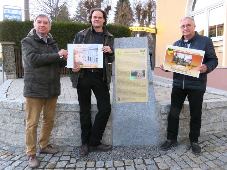 Die Vereinsmitglieder Dr. Matthias Mägel, Dr. Michael Eckardt und Dr. Gabriel Wähner präsentieren das Cover des Buches und des aktuellen Kalenders am Wegestein Schützenhaus.