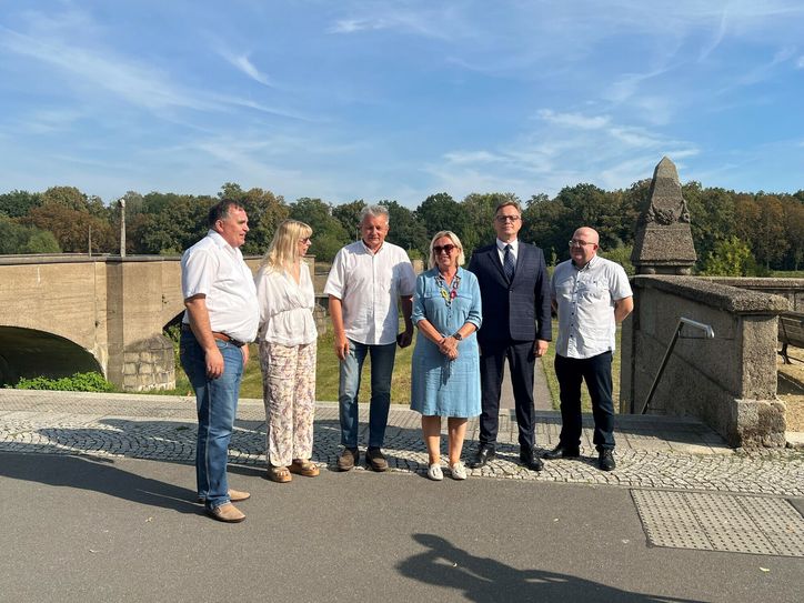 Ingo Paeschke, Heike Korittke, Czeslaw Fiedorowicz, Simone Taubenek, Juliusz Dudziak und Übersetzer Jerzy Bielerzewski (von links) vor der Langen Brücke.