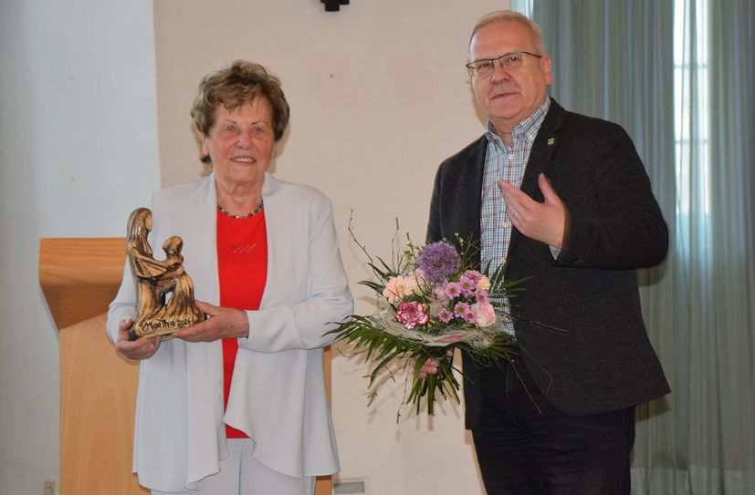 Dr. Gitta Kaltschmidt zeigt die Martha-Plastik, die ihr Oberbürgermeister Torsten Ruban-Zeh überreicht hat.
