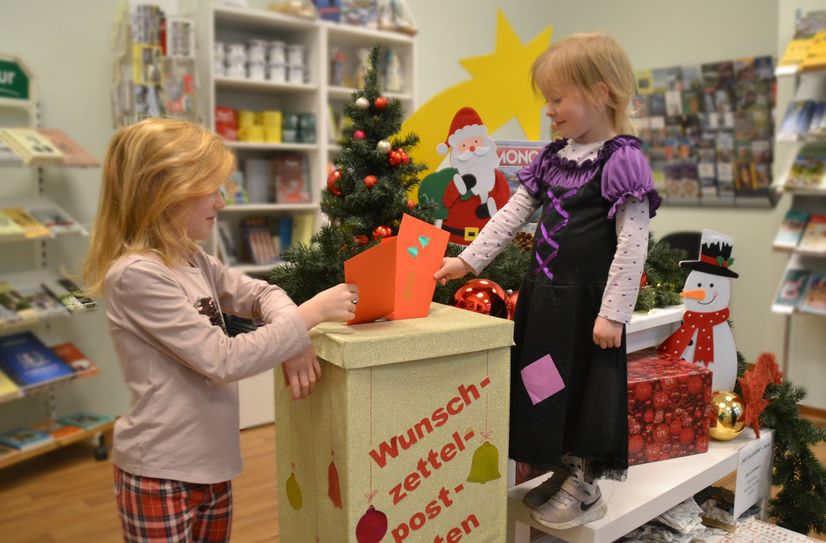 Der Gubener Weihnachtsengel wartet auf die Wunschzettel der Kinder.