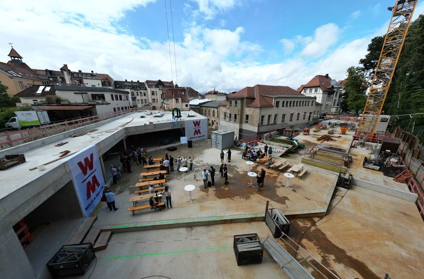 Das Parkhaus ist im Rohbau fertig. Aus dieser Perspektive sind auch die unterschiedlichen Dachhöhen vom Nebenhaus zu sehen.