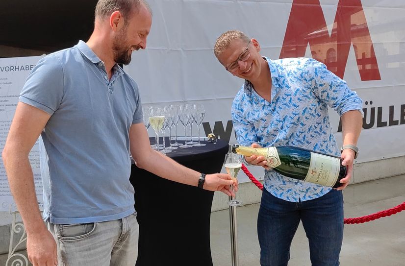 Geschafft: Architekt Falk Leinert und Bauherr Jens Hewald laden zum Sekt.