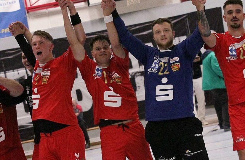 Ben-Elias Brucker (2.v.li.) traf fünf Sekunden vor dem Abpfiff.  Foto: Hatzi