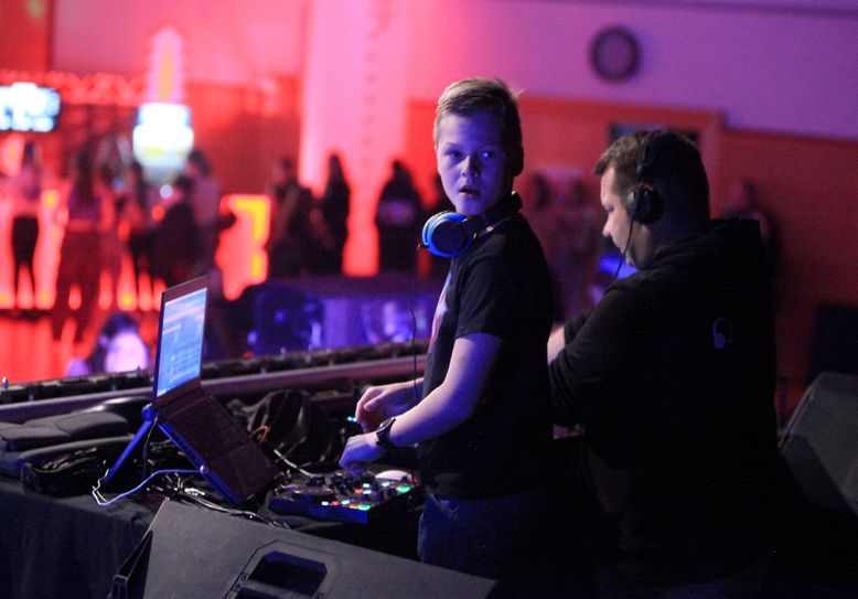 Leon K.  aus Altenberg Stadtteil Liebenau agiert als Newcomer-DJ an der Seite von Ronny Krahl-Kogel alias DJ Wam...Sy, von dem er schon einiges gelernt hat.