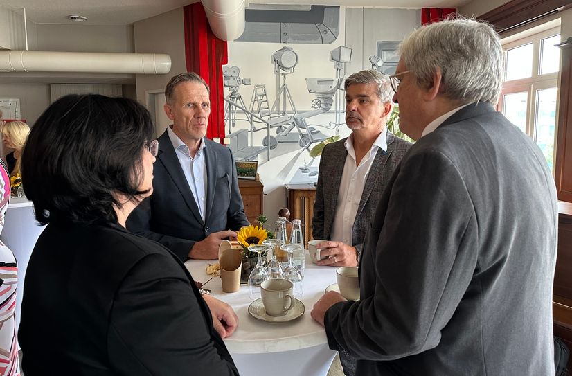 Im Gespräch über die Zukunft des Wirtschaftsstandorts Spremberg: v.l.n.r. Bürgermeisterin Christine Herntier, LEAG-Vorstand Thorsten Kramer, Altech-Projektmanager Carsten Baumeister,  Wirtschaftsminister Jörg Steinbach.