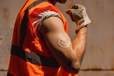Sonnenschutz ist sexy. Und die „Sonnenmilch-Gebrauchsanweisung“ für alle, die unter freiem Himmel arbeiten, ist einfach: Eincremen, eincremen, eincremen - alle 2 Stunden, rät die IG BAU Ostsachsen.