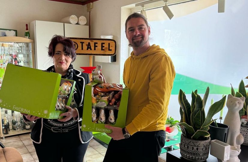 Österliche Vorfreude für die Tafel Luckau: Ilona Liebach erhielt von Kristian Wefers Schoko-Hasen und andere Naschereien.