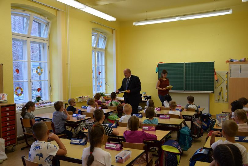 Oberbürgermeister Siegfried Deinege verteilte die Malbücher an die ABC-Schützen der Klasse 1b der Grundschule 1. Foto: Stadt Görlitz