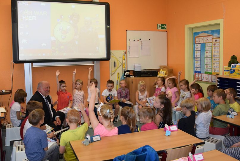 In der Klasse 1a testete Oberbürgermeister Deinege gleich mal die Schulanfänger und stellte ein paar Fragen zu Görlitz. Foto: Stadt Görlitz