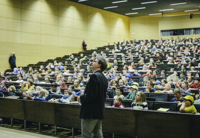 Die Kinder-Uni Dresden findet 2021 nicht im Hörsaal, sondern online via Zoom statt. Hier ein Schnappschuss von 2019, Vorlesung mit Dr. Wieland Schwanebeck. Foto: Oliver Killig